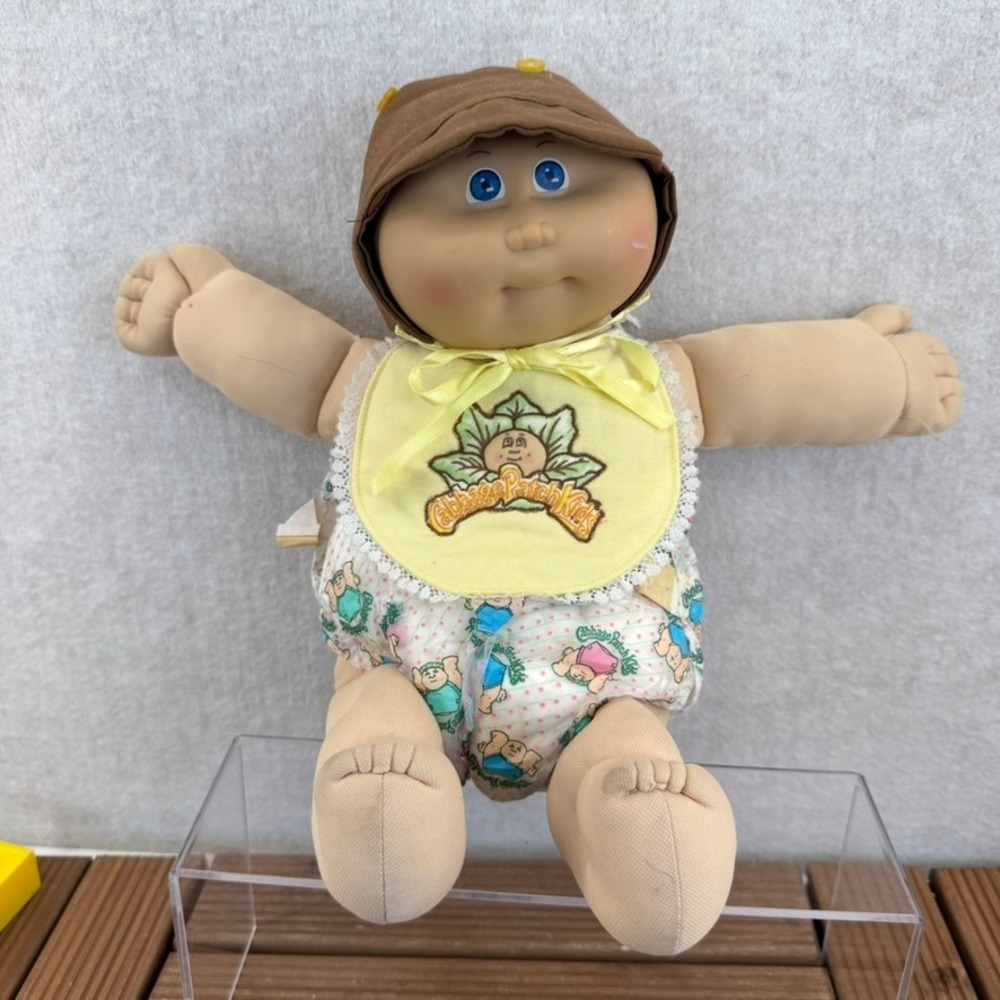 Vtg 1982 Cabbage Patch Kids Doll Blue Eyes Diaper Yellow Bib Brown Hat